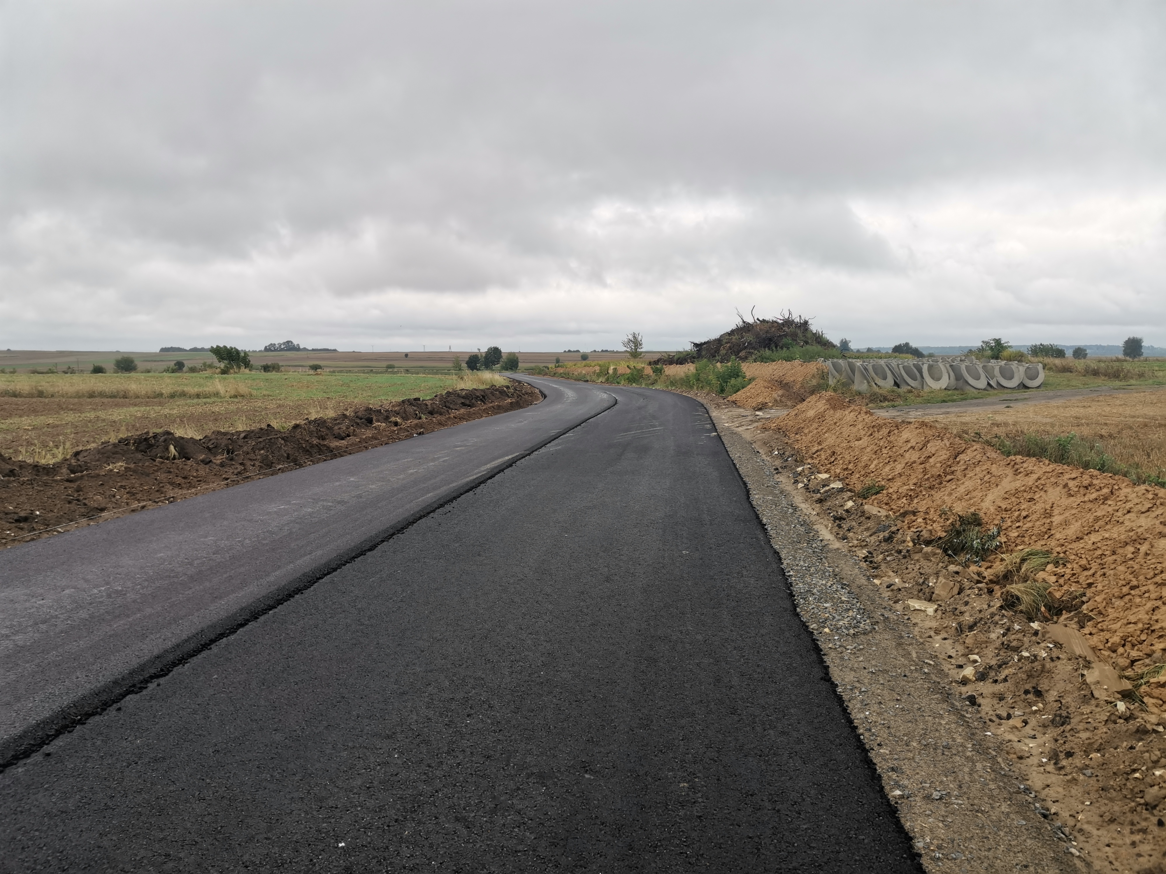 nowa nawierzchnia asfaltowa na remontowanej drodze
