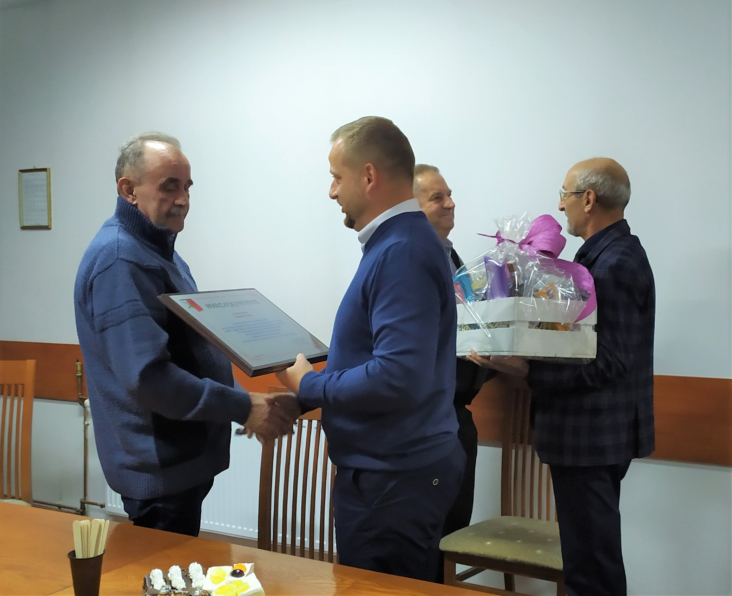 wręczenie pamiątkowych podziękowań